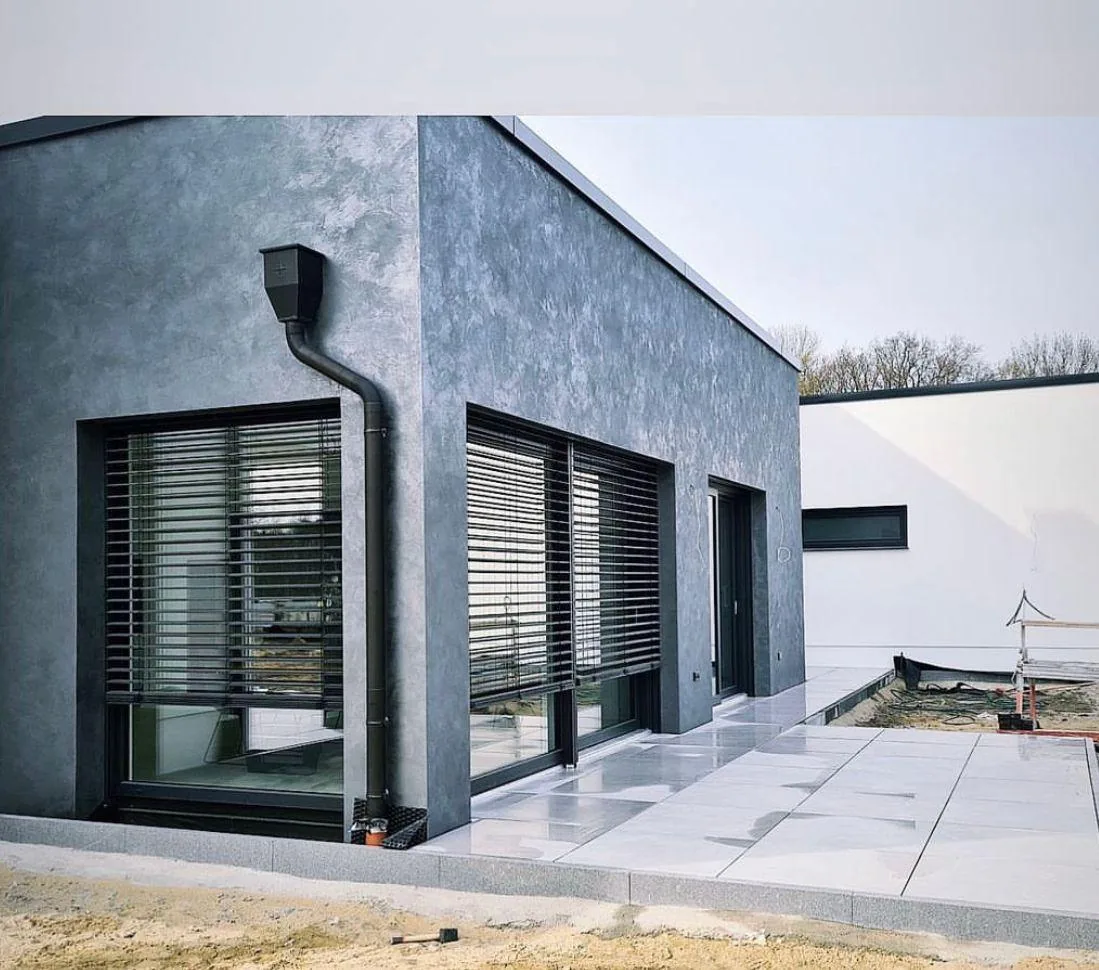 Ausgeführte Fassade mit Fensterelementen